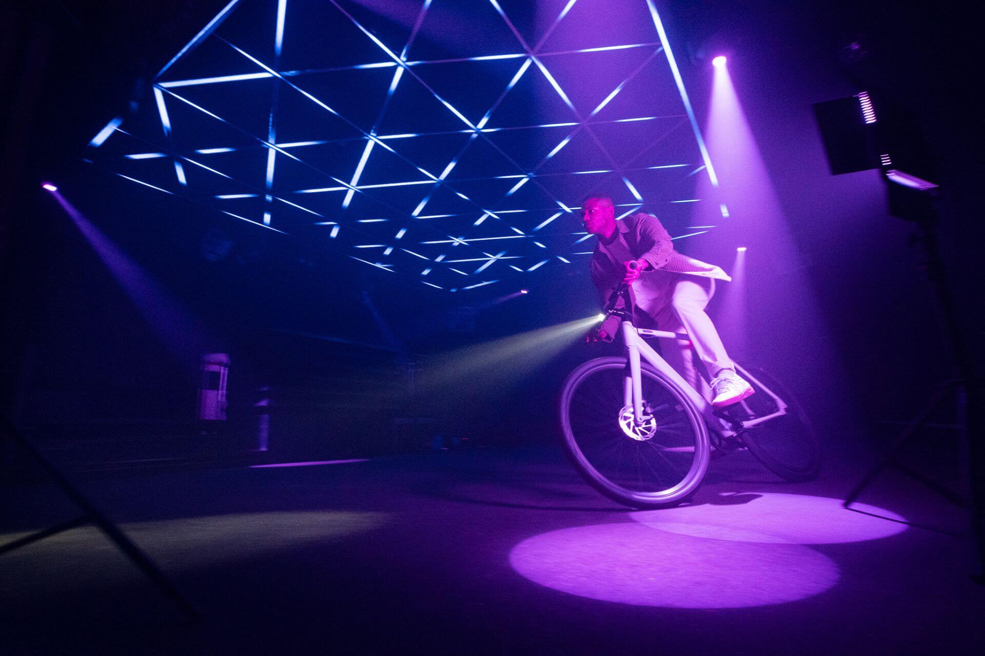 Mann fährt auf Design E-Bike Brooklyn FAT von Coboc