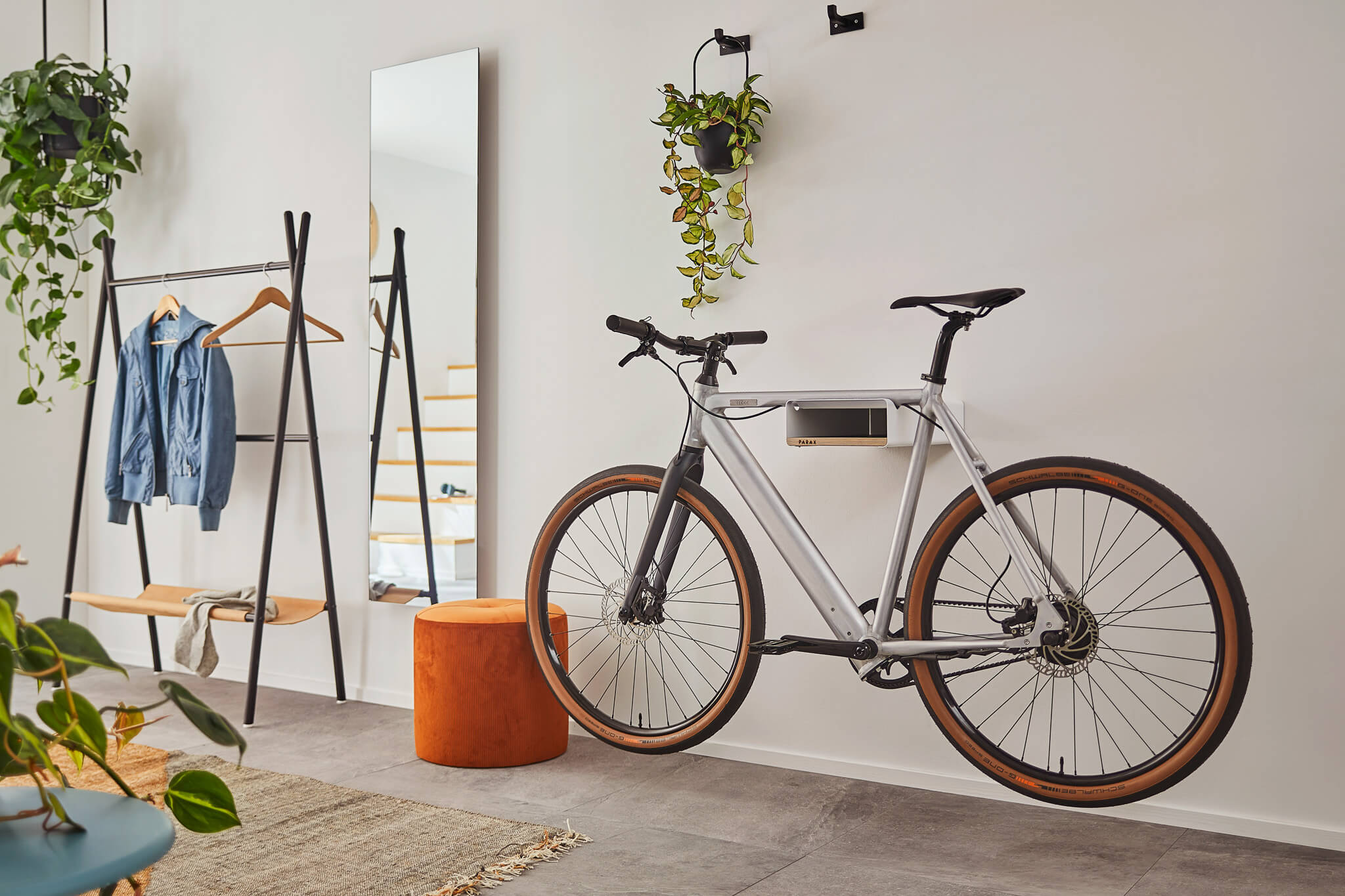 Coboc E-Bike Brooklyn FAT Raw hängt an Wand in einem Zimmer