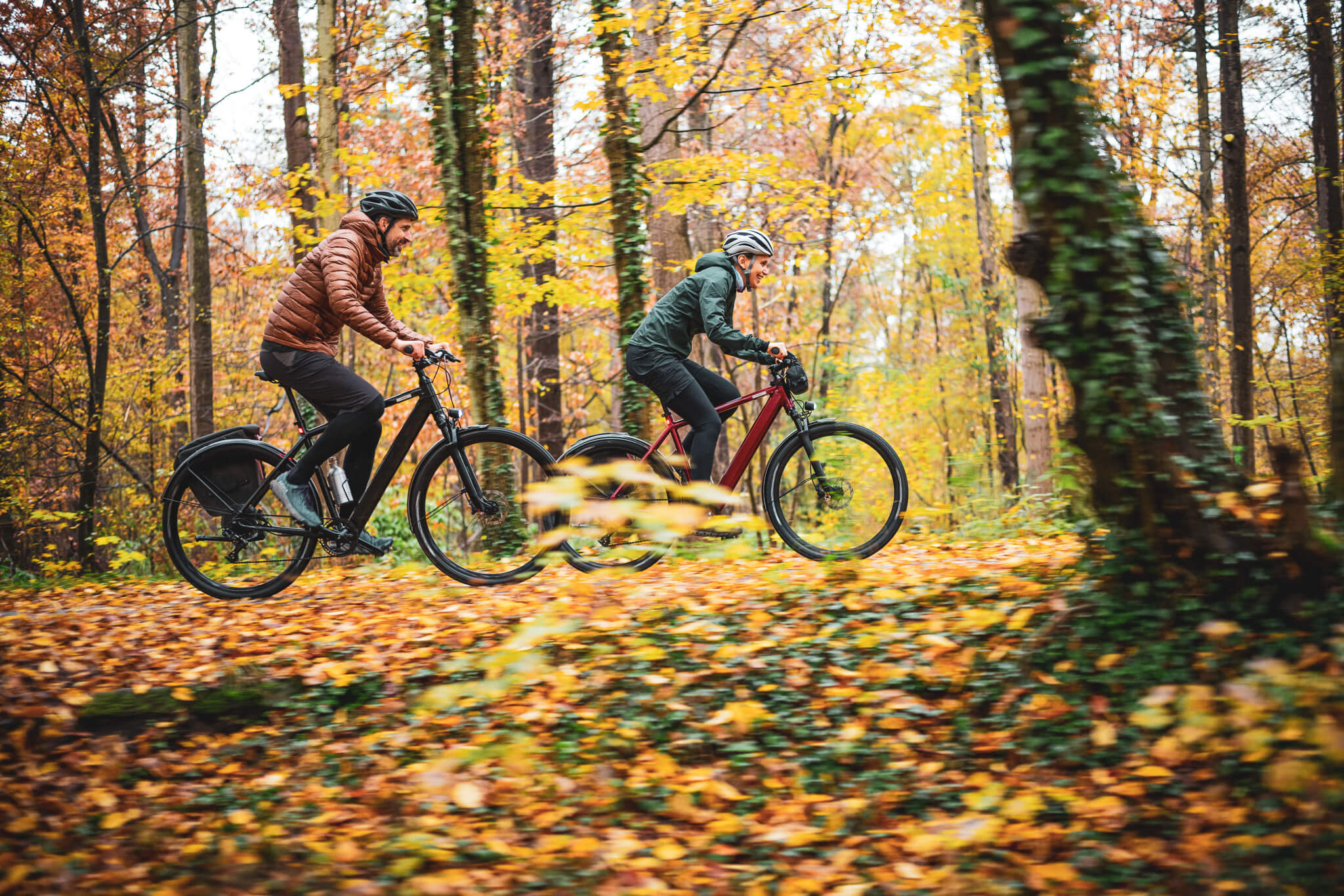Mann und Frau fahren auf Coboc Iseo durch den Wald