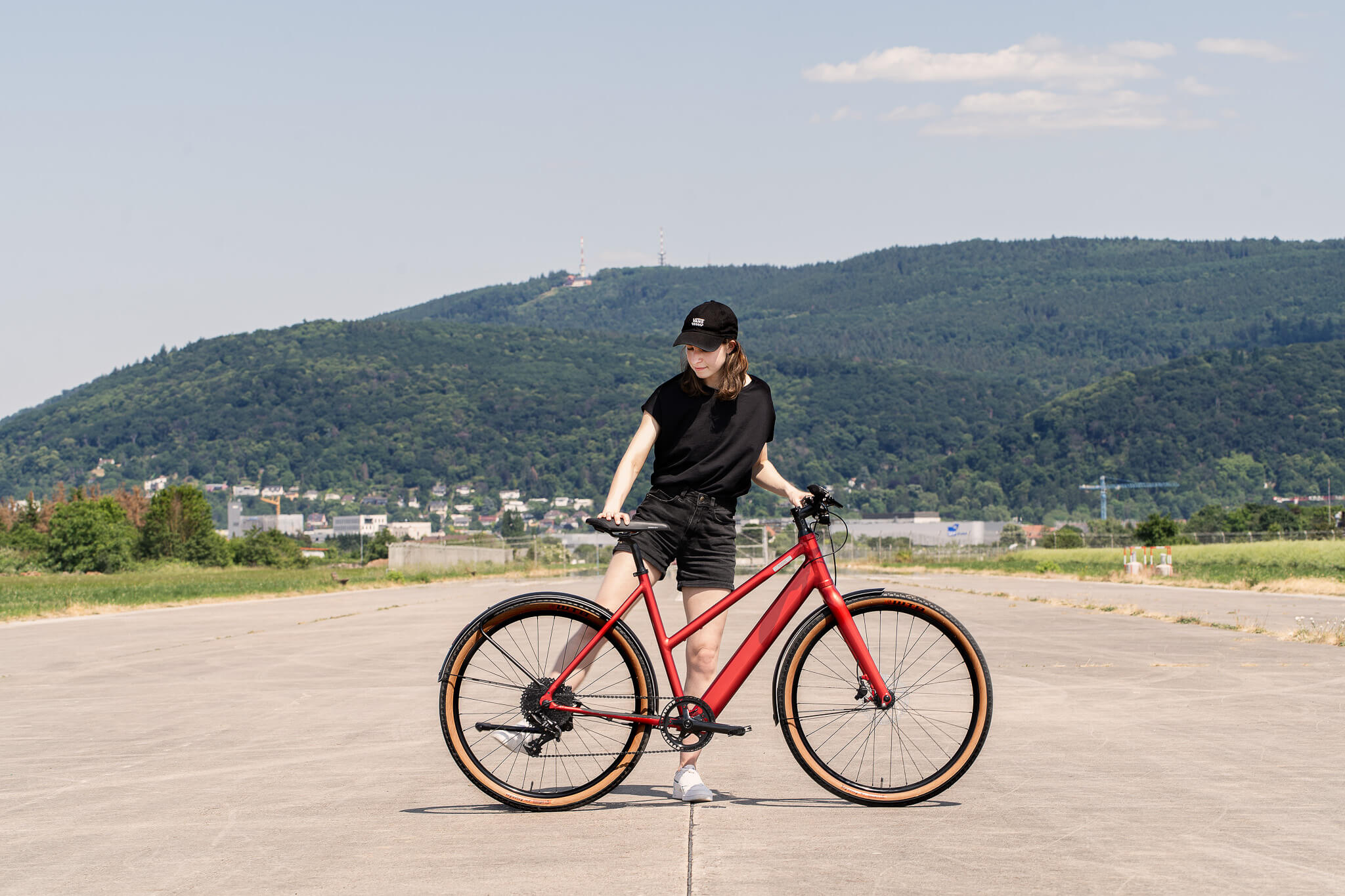 Frau steht neben E-Bike Coboc Merano TPZ