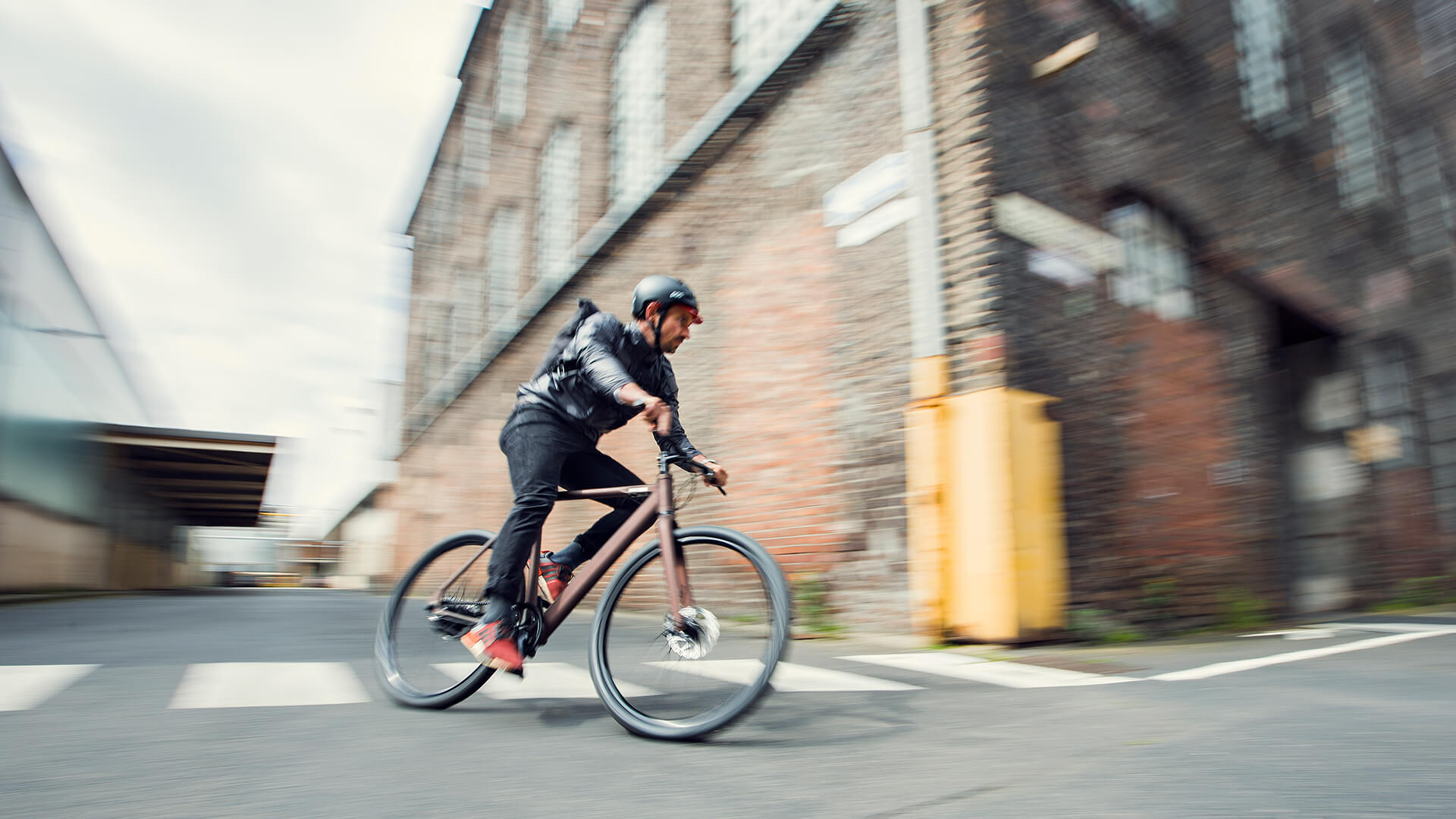 Mann fährt auf E-Bike Coboc Brooklyn Fat