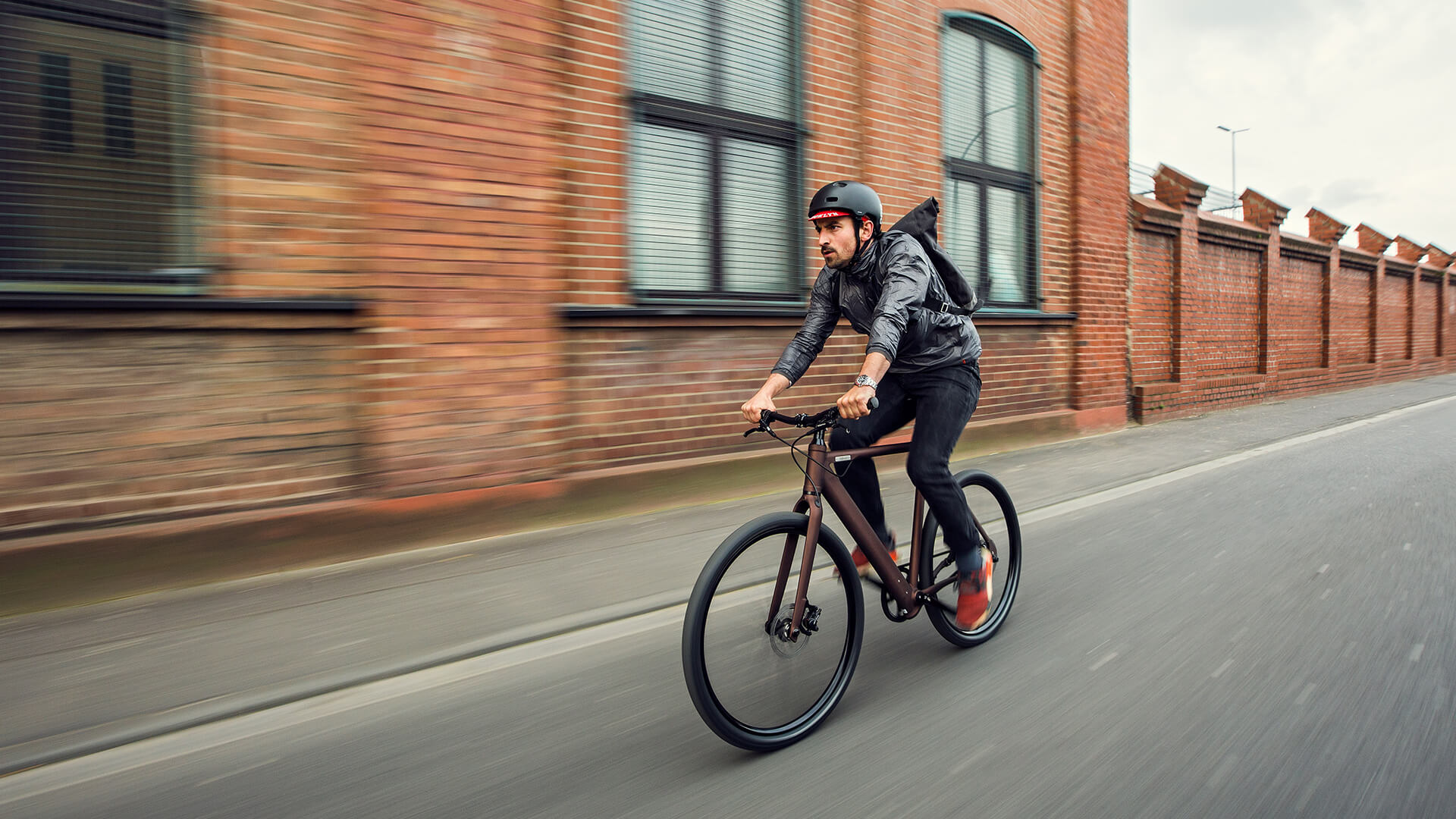 Mann fährt auf E-Bike CobocBrooklyn Fat