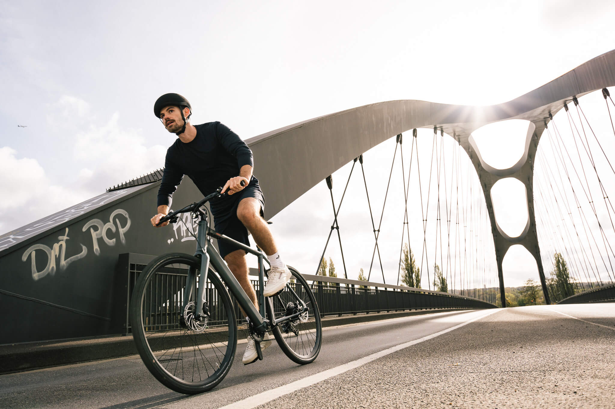 Mann auf sportlichem E-Bike Coboc Sydney