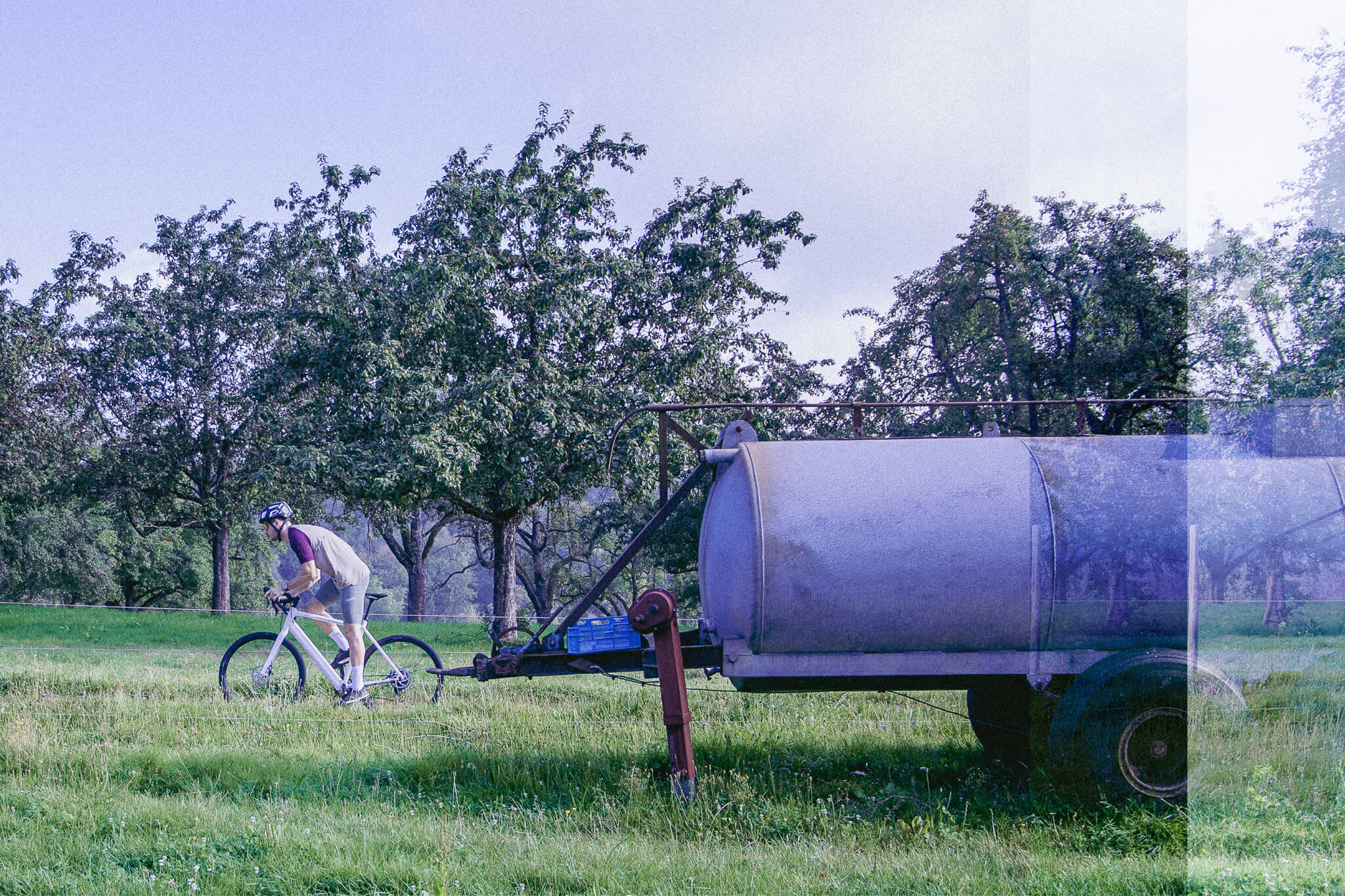 Mann fährt auf Torino GRV von Coboc durch grüne Landschaft