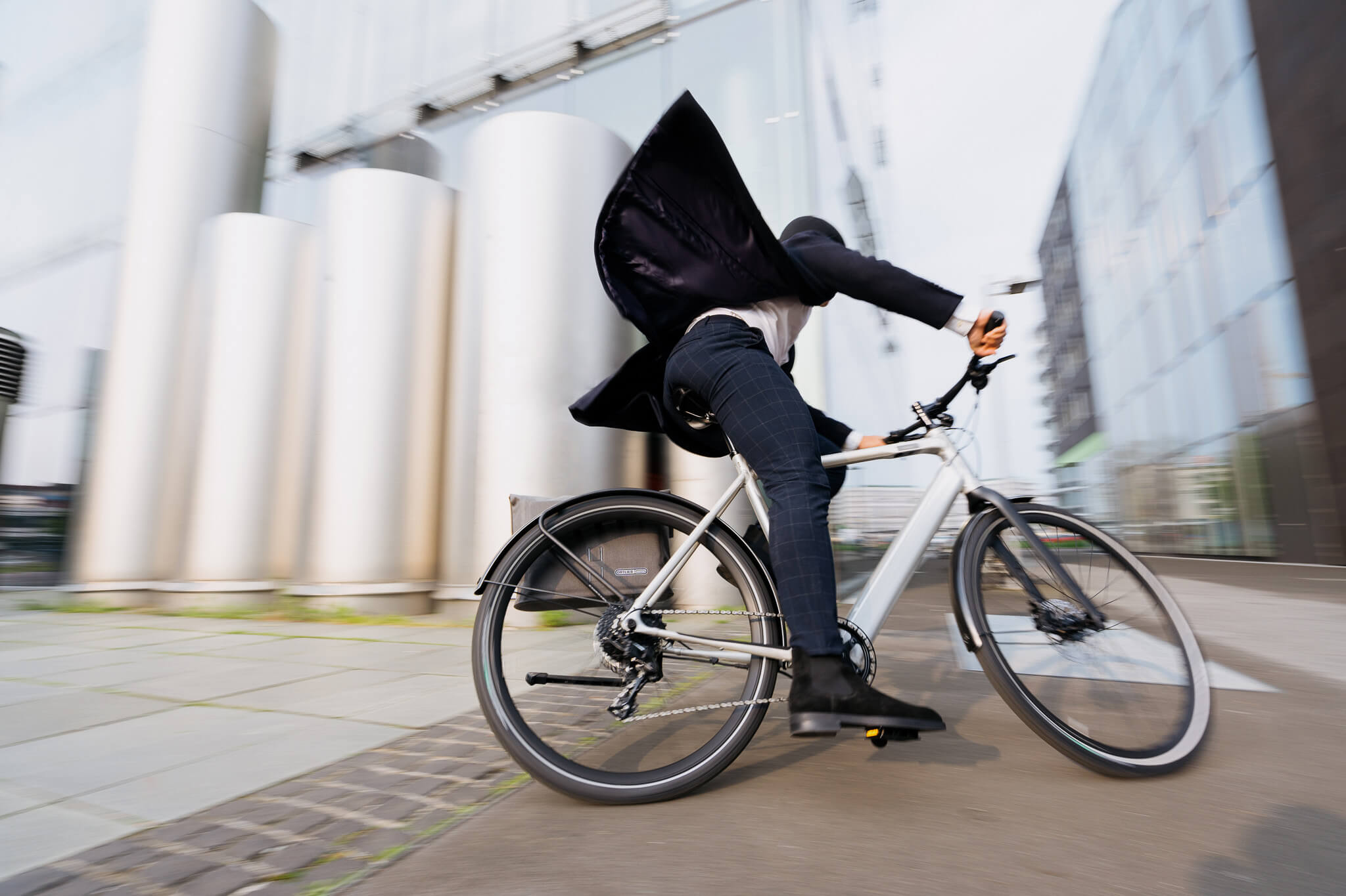 Mann fährt auf Vesterbro DMT raw