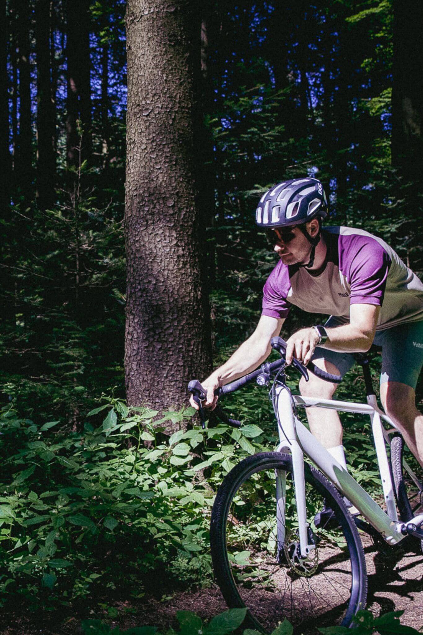 Mann fährt auf Gravel E-Bike Torino GRV von Coboc