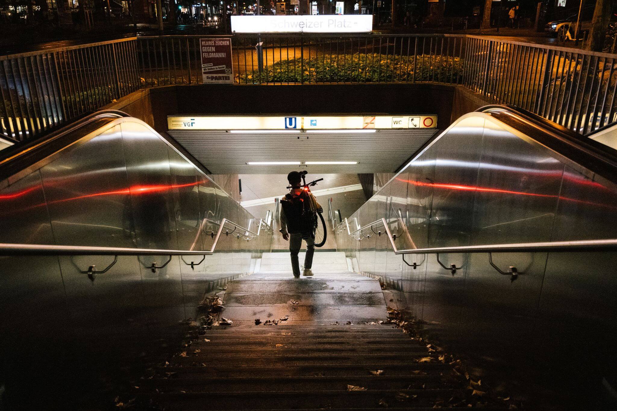 Mann trägt Coboc E-Bike Sydney Treppe hinunter
