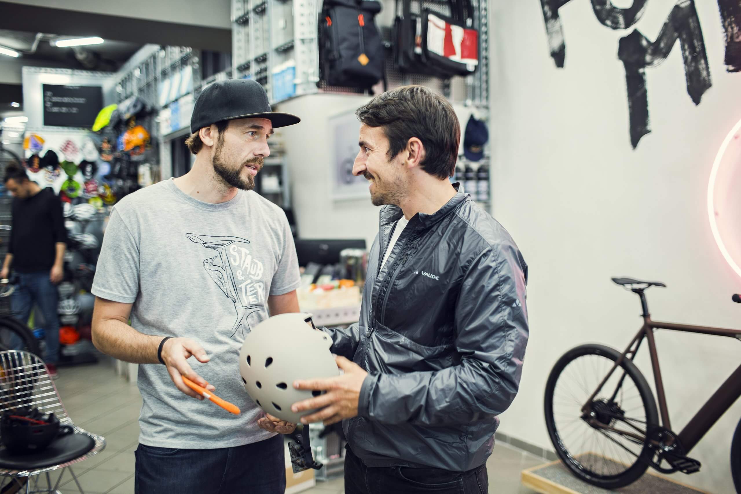 Männer unterhalten sich in Geschäft